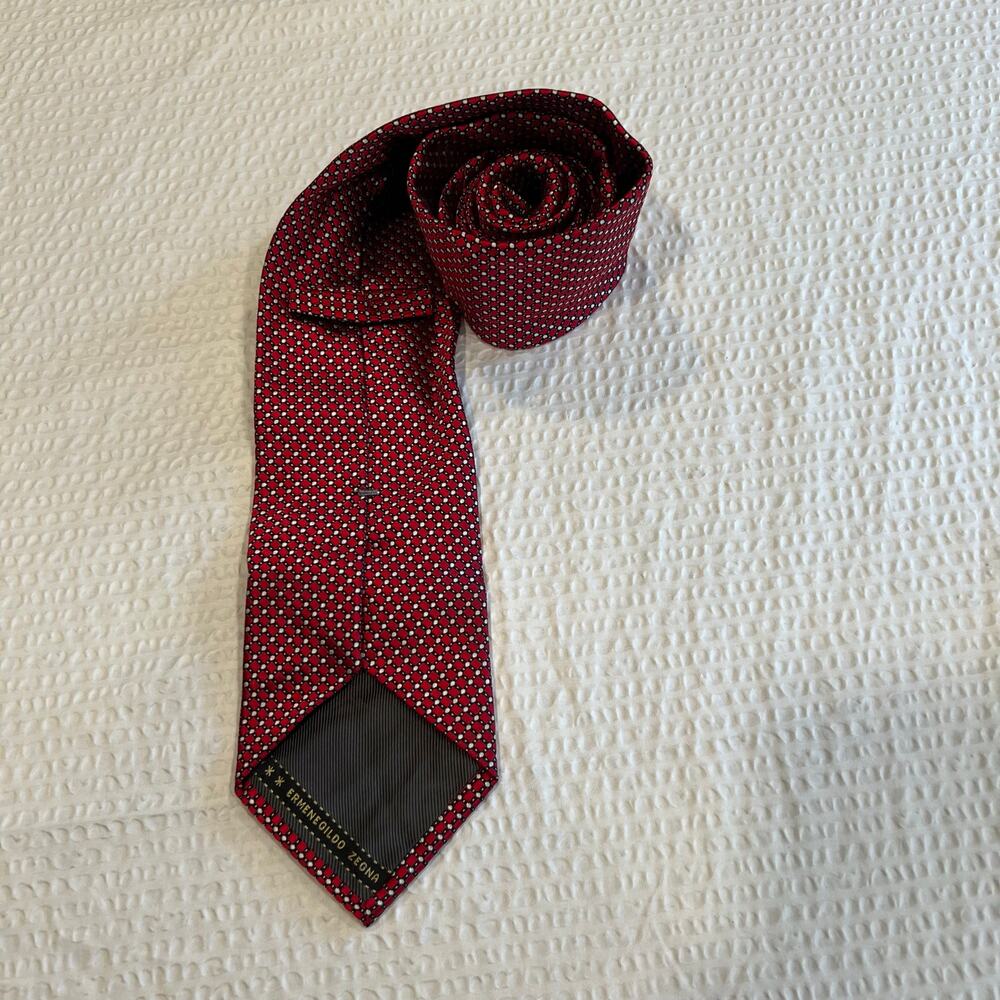Ermenegildo Zegna red 100% silk tie with geometric pattern